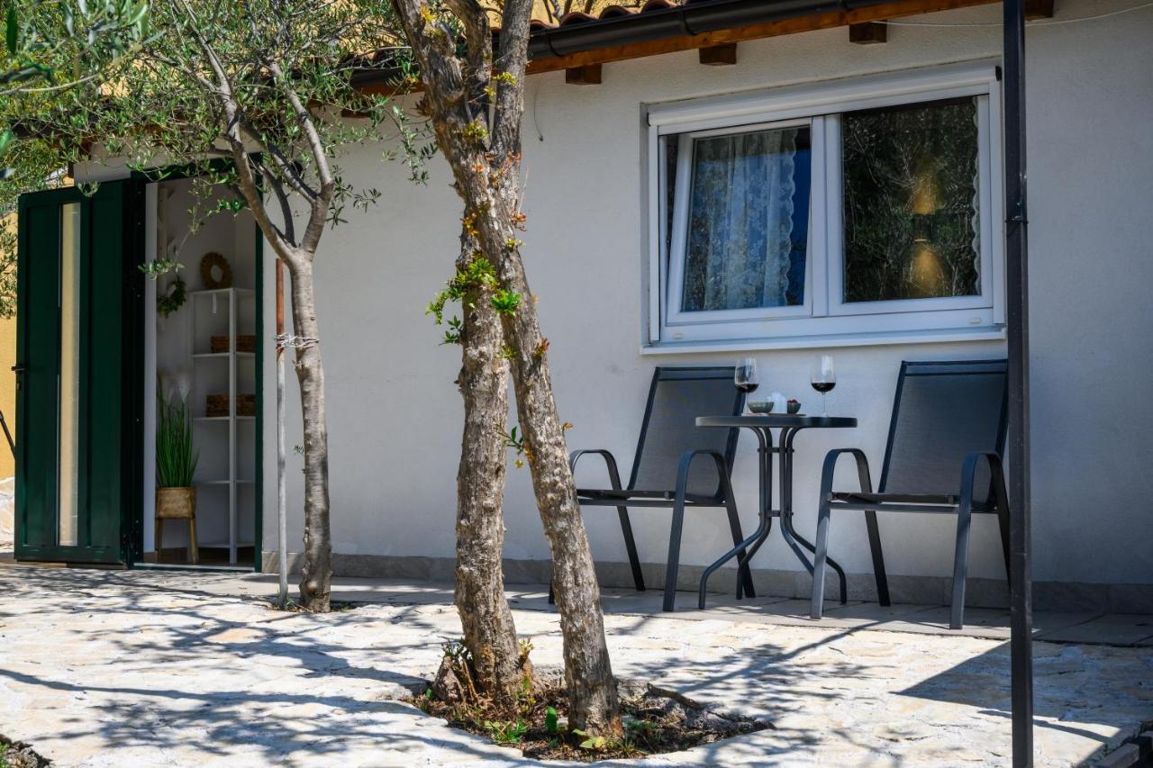 Mila And Jurija Formenti 2 Apartments In Heart Of Nautic Marina, With Heated Swimming Pool, Bikes, Sup, Kajak Skradin Exterior photo